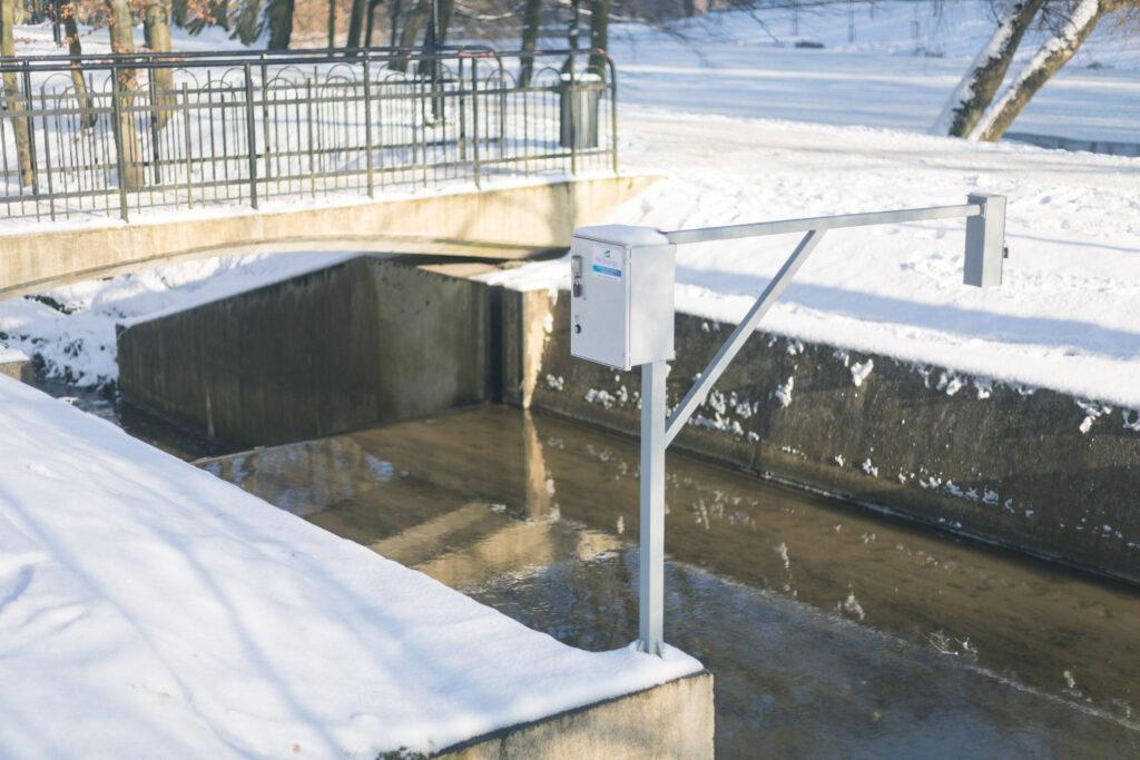 Stacja z czujnikiem radarowym do pomiaru poziomu wody AQUA LOGGER RDR